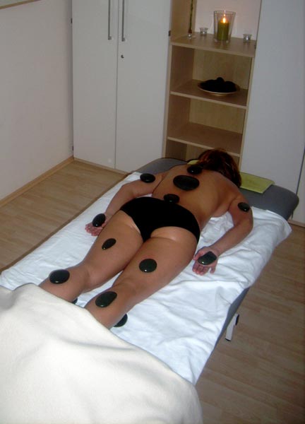 Hot-Stone-Massage im Wellnessraum